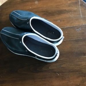 Easyspirit size 9 blue clogs
